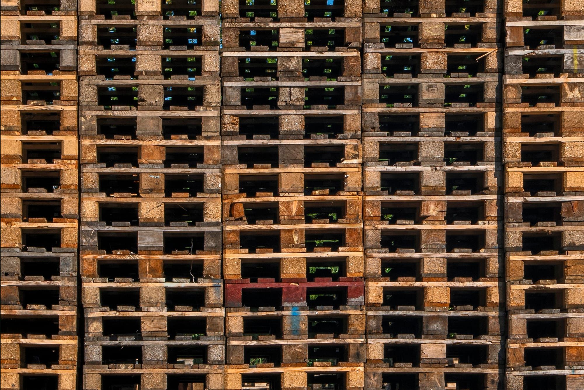 Bancali di legno impilati